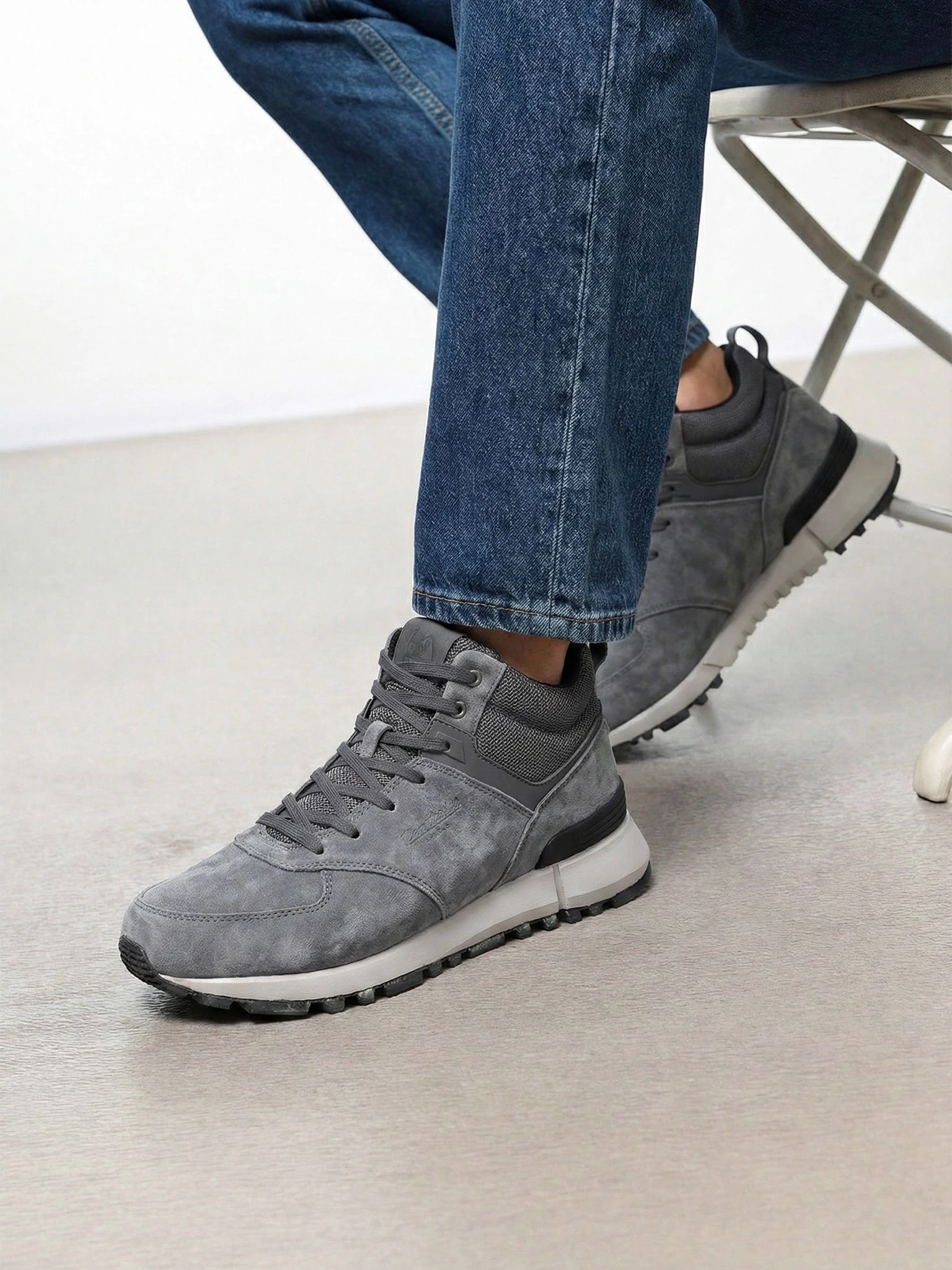 Кроссовки серого цвета комбинированные на рельефной подошве